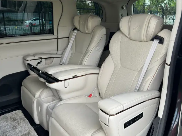 Lexus LM — Фото автомобиля 16