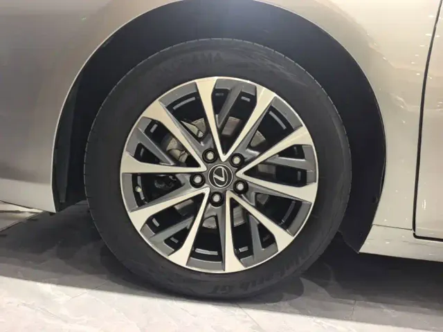 Lexus ES — Фото автомобиля 22