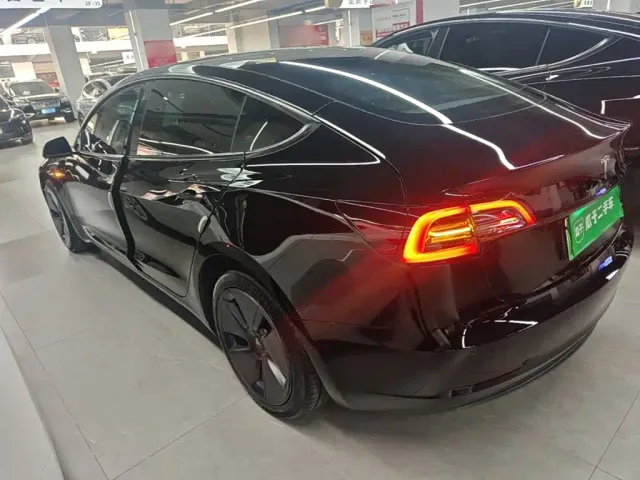 Tesla Model 3 — Фото автомобиля 4