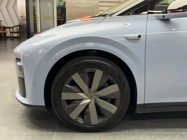 Li Auto i8 — Фото автомобиля 17