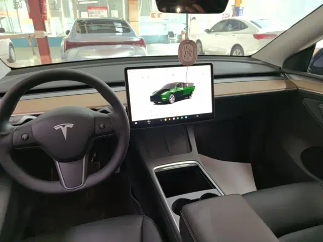 Tesla Model Y — Фото автомобиля 13