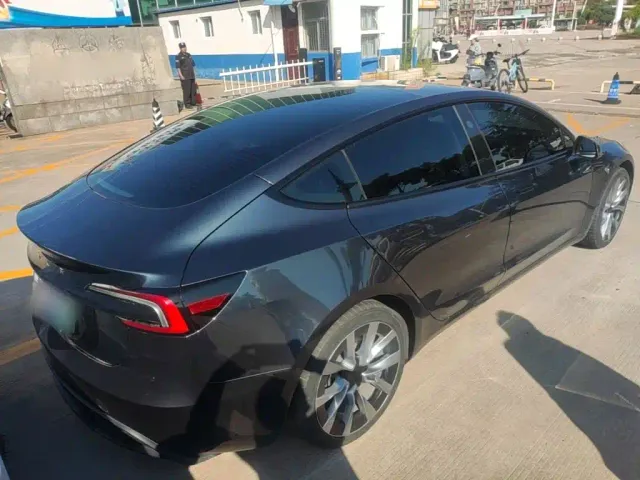 Tesla Model 3 — Фото автомобиля 6