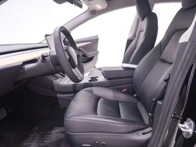 Tesla Model 3 — Фото автомобиля 23