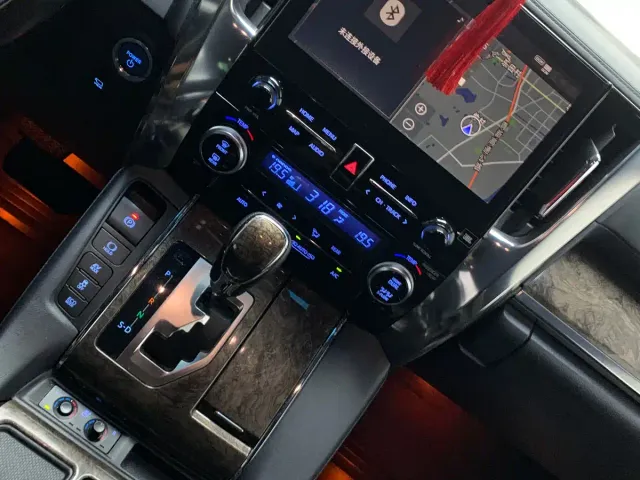 Toyota Vellfire — Фото автомобиля 8