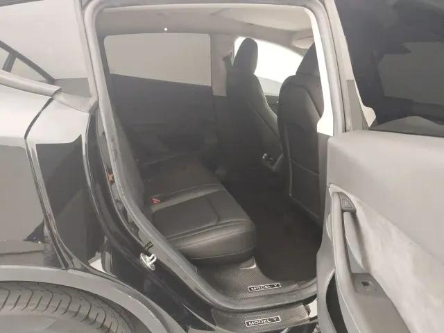 Tesla Model Y — Фото автомобиля 14