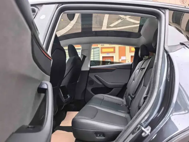 Tesla Model Y — Фото автомобиля 6