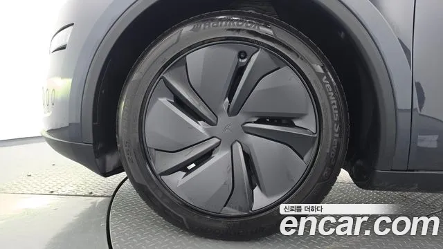 Tesla Model Y — Фото автомобиля 4