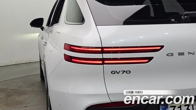 Genesis GV70 — Фото автомобиля 8