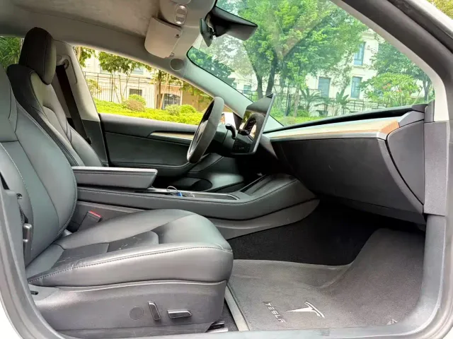 Tesla Model 3 — Фото автомобиля 9