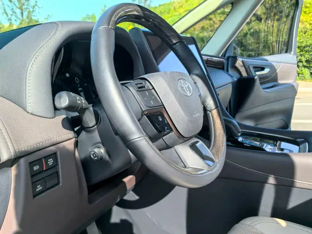 Toyota Alphard — Фото автомобиля 12