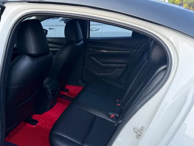 Mazda Axela — Фото автомобиля 8