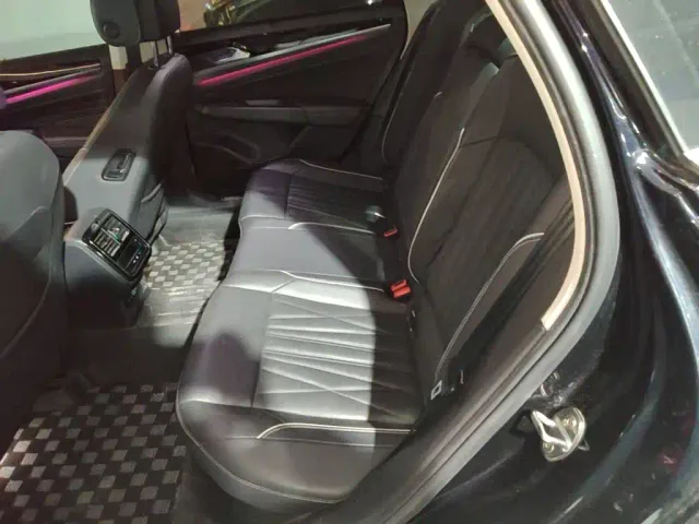 Volkswagen Passat — Фото автомобиля 16