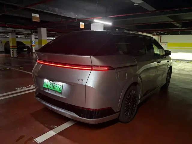 Xpeng X9 — Фото автомобиля 8