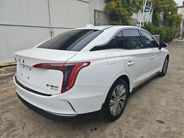 Hongqi E-QM5 — Фото автомобиля 6