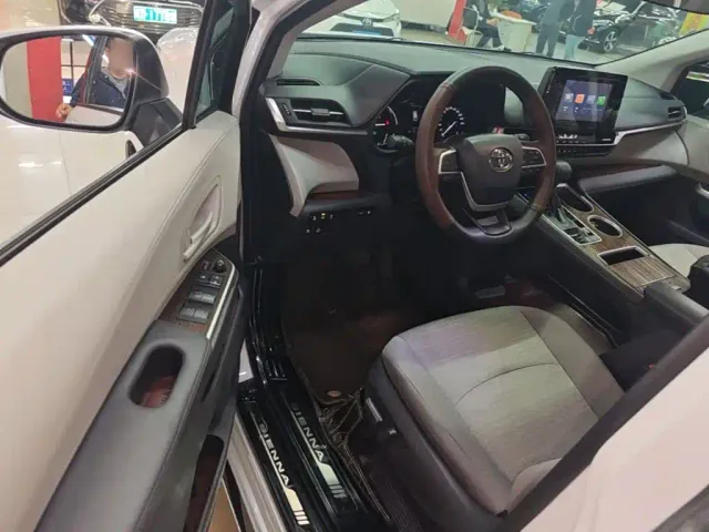 Toyota Sienna — Фото автомобиля 15
