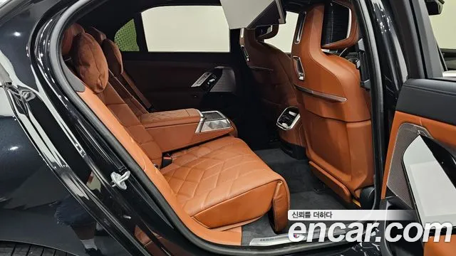 BMW 7-Series 7 серия (G70) 740i xDrive M Sport — Фото автомобиля 11