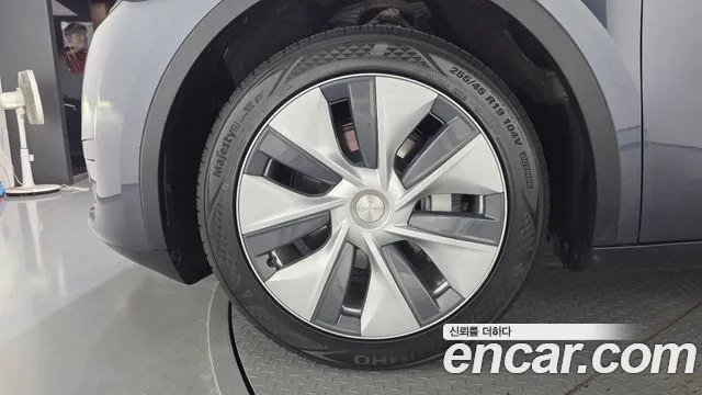 Tesla Model Y — Фото автомобиля 5
