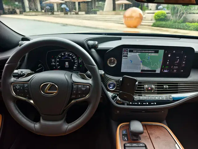 Lexus LS — Фото автомобиля 9