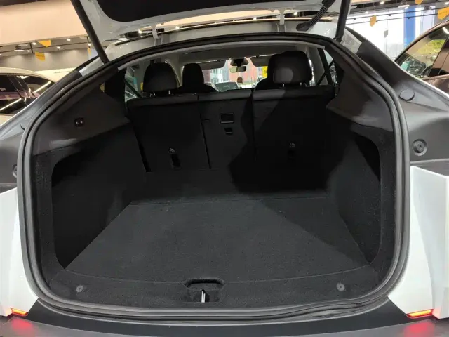 Tesla Model Y — Фото автомобиля 14