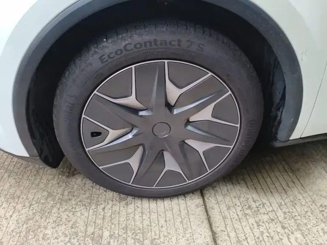 Tesla Model Y L — Фото автомобиля 24