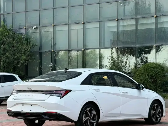 Hyundai Elantra 2022 1.5L CVT LUX Premium Edition — Фото автомобиля 6