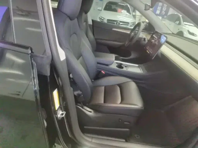 Tesla Model Y — Фото автомобиля 24