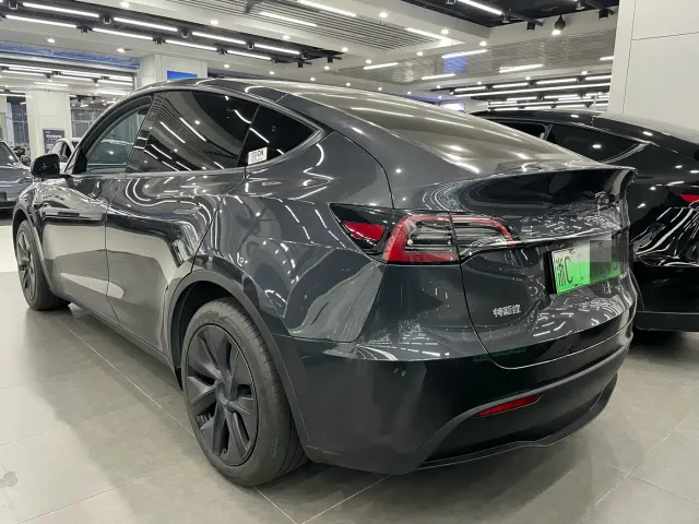 Tesla Model Y — Фото автомобиля 8