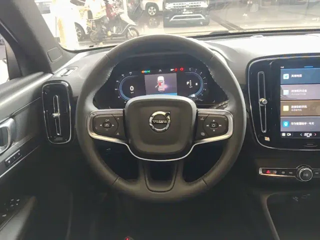 Volvo XC40 — Фото автомобиля 10