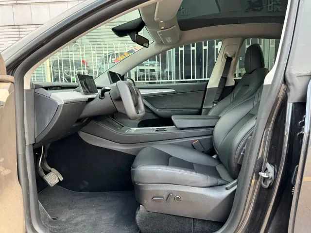 Tesla Model Y — Фото автомобиля 8