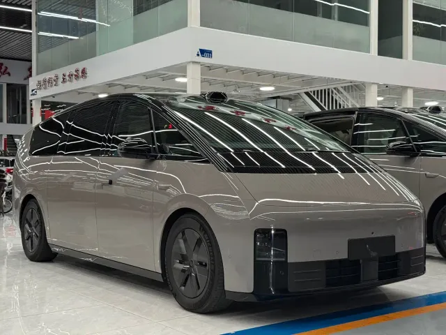 Li Auto MEGA — Фото автомобиля 3