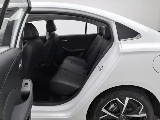Roewe i5 — Фото автомобиля 15