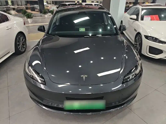 Tesla Model 3 — Фото автомобиля 2