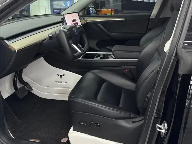 Tesla Model Y — Фото автомобиля 9