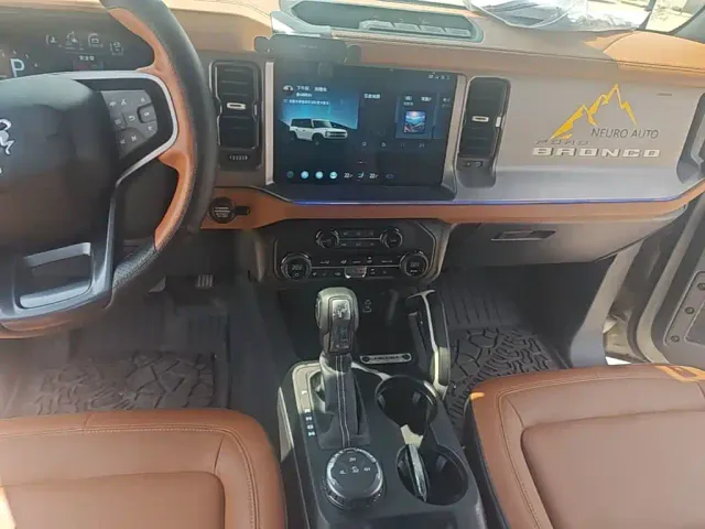 Ford Bronco — Фото автомобиля 10