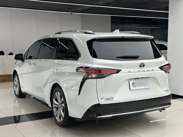 Toyota Sienna — Фото автомобиля 10