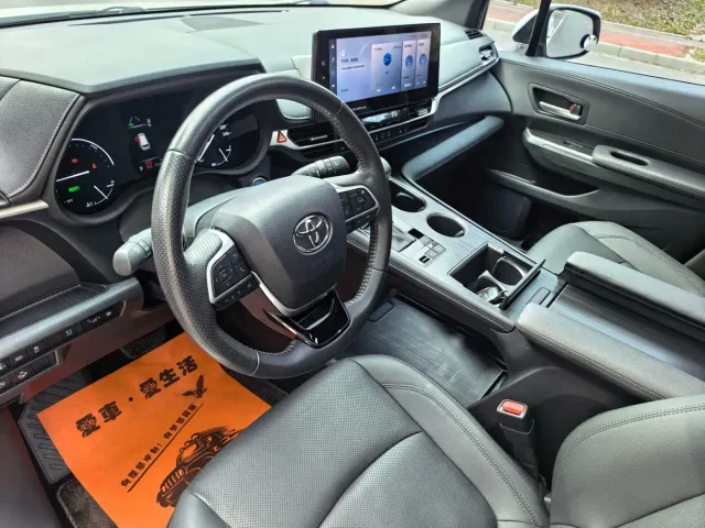 Toyota Sienna — Фото автомобиля 14