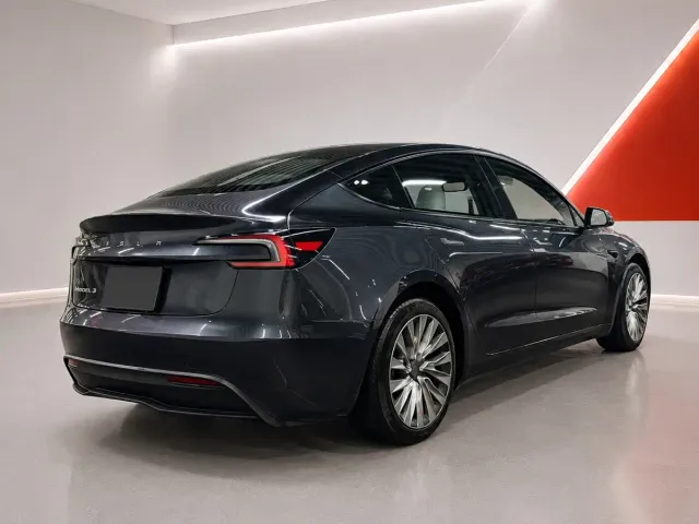 Tesla Model 3 — Фото автомобиля 4