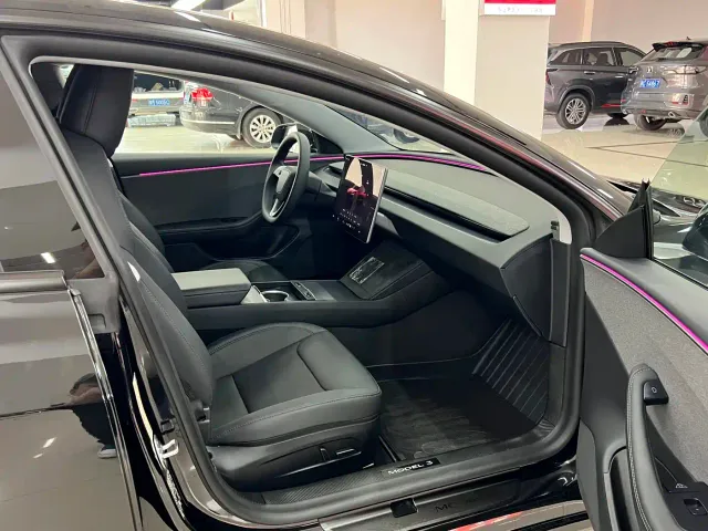 Tesla Model 3 — Фото автомобиля 10