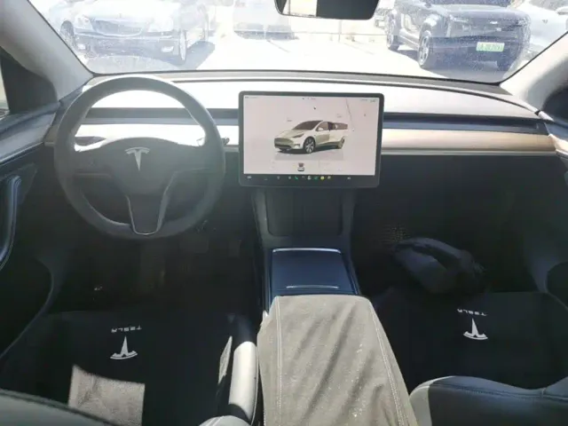 Tesla Model Y — Фото автомобиля 9