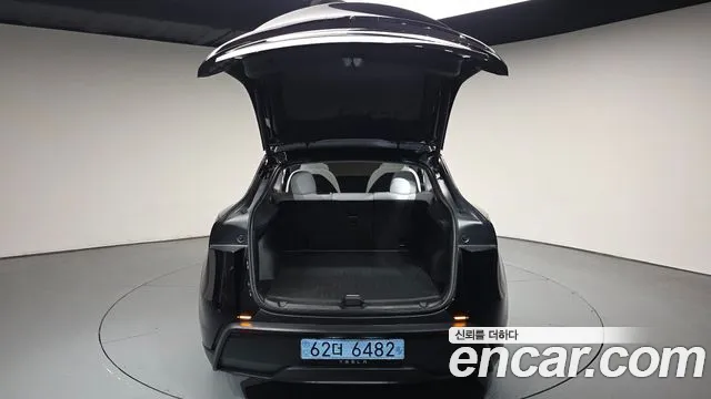 Tesla Model Y — Фото автомобиля 19