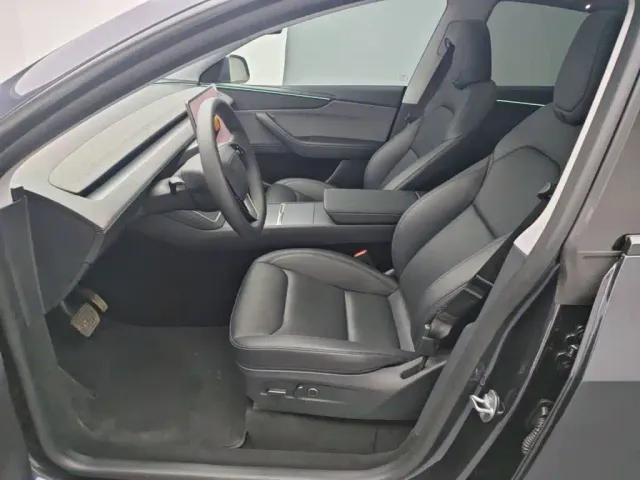 Tesla Model Y — Фото автомобиля 14