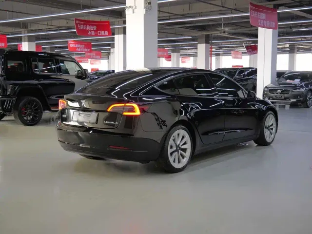 Tesla Model 3 — Фото автомобиля 6