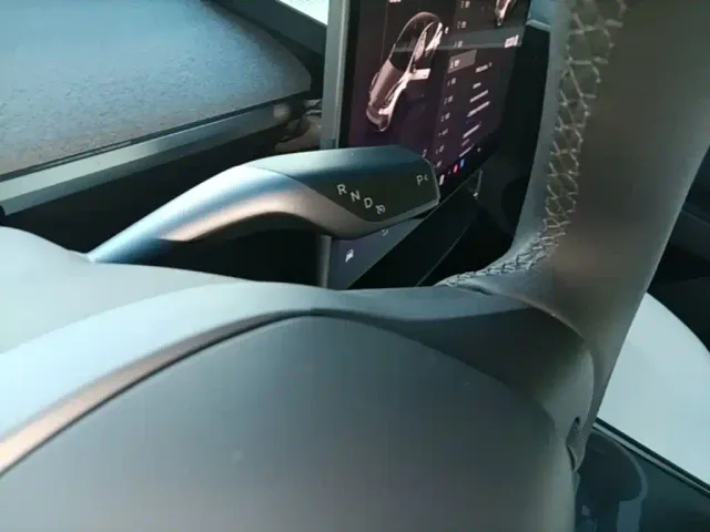 Tesla Model Y — Фото автомобиля 13