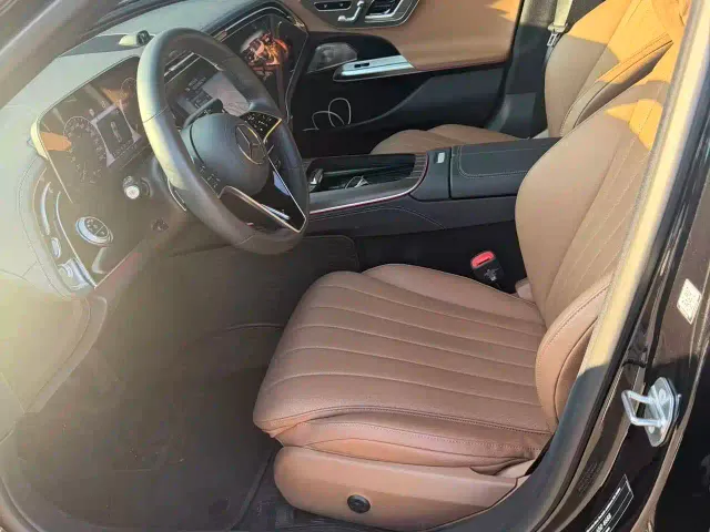 Mercedes-Benz E-Class — Фото автомобиля 3