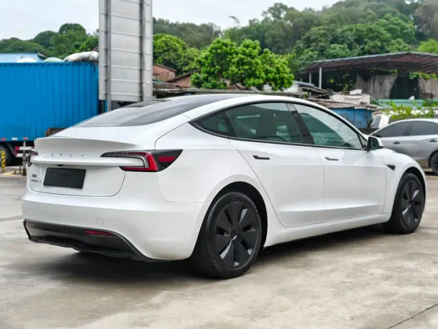 Tesla Model 3 — Фото автомобиля 5