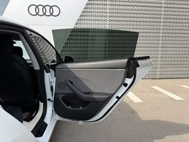 Tesla Model 3 — Фото автомобиля 10