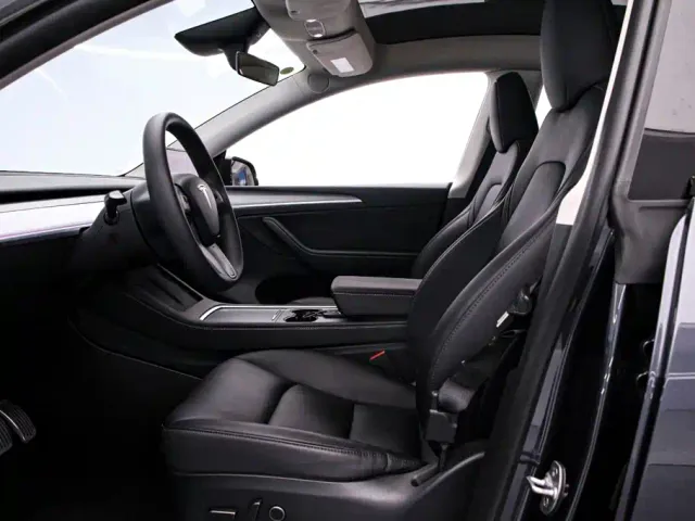 Tesla Model Y — Фото автомобиля 12