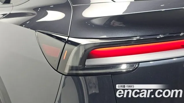 Tesla Model Y — Фото автомобиля 8