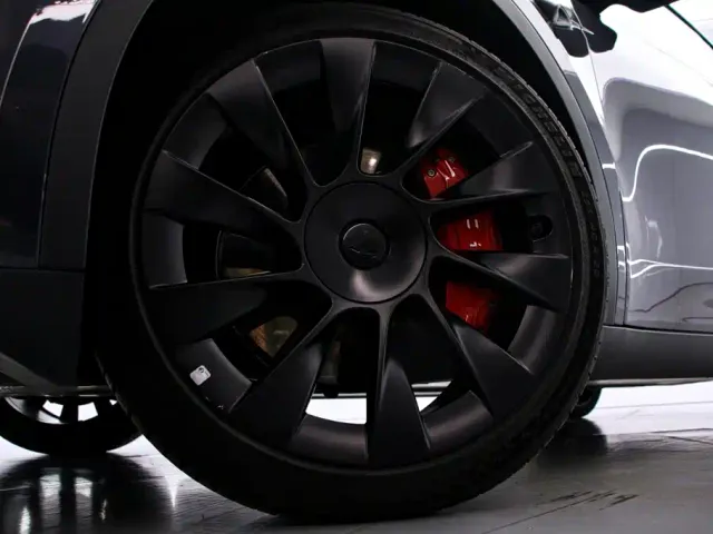 Tesla Model Y — Фото автомобиля 16