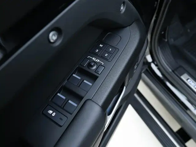 Land Rover Defender — Фото автомобиля 14